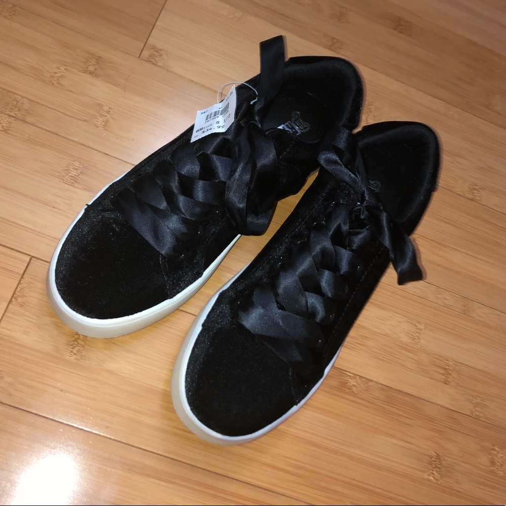 NWT velvet sneaks🕷